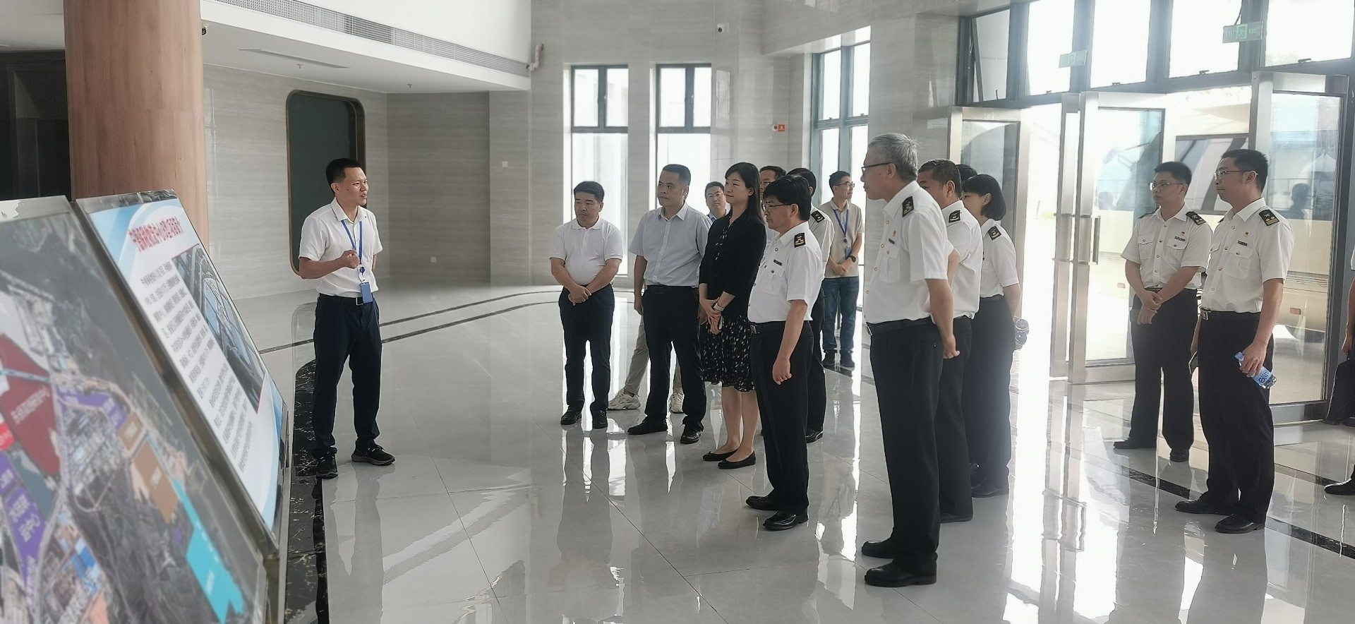 海關(guān)總署自貿(mào)司司長潘城一行蒞臨寧德國際物流中心項目調(diào)研，周桂芳拍攝1.jpg