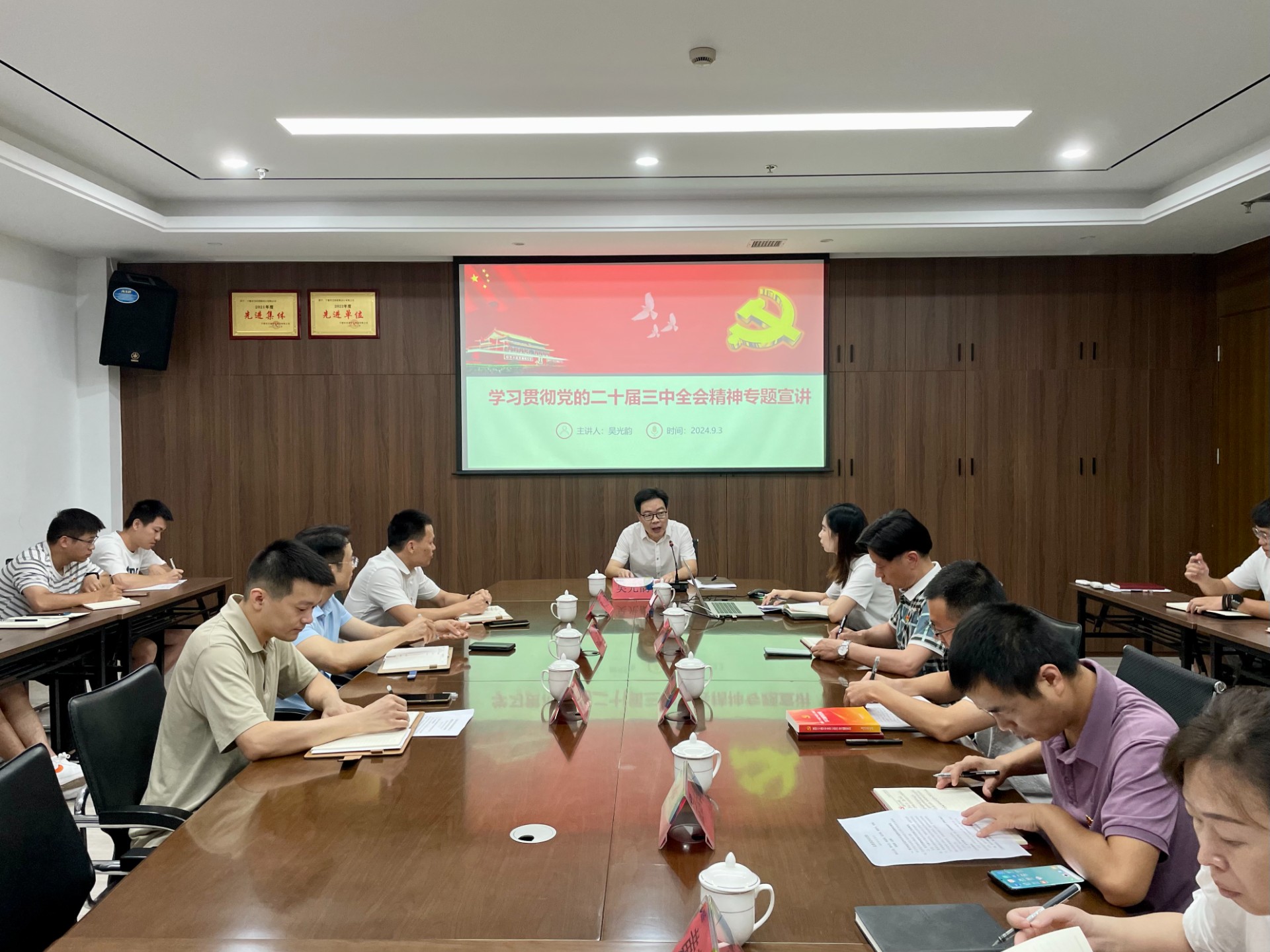 市交投集團領導深入市交投物流集團市交投勘察設計公司開展聯(lián)系點工作，葉嵐清拍攝1.jpg